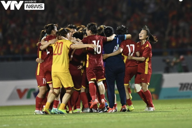 Ảnh: Quốc ca ngân vang trong niềm tự hào dân tộc, bóng đá nữ Việt Nam lần 2 đạt hat-trick HCV SEA Games - Ảnh 6.