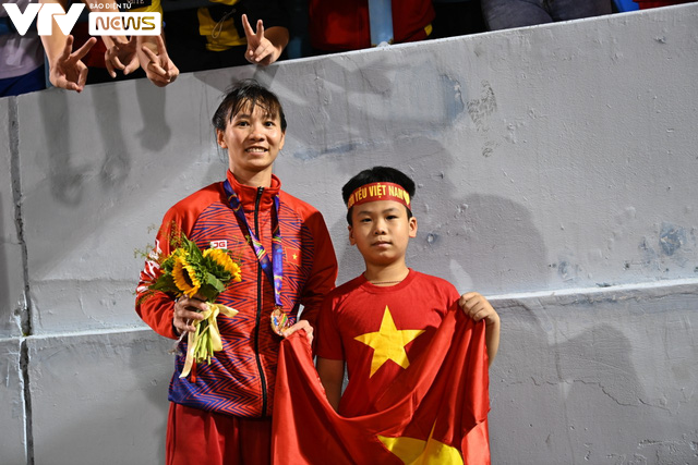 Ảnh: Quốc ca ngân vang trong niềm tự hào dân tộc, bóng đá nữ Việt Nam lần 2 đạt hat-trick HCV SEA Games - Ảnh 11.