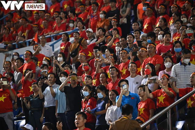 Ảnh: Quốc ca ngân vang trong niềm tự hào dân tộc, bóng đá nữ Việt Nam lần 2 đạt hat-trick HCV SEA Games - Ảnh 15.