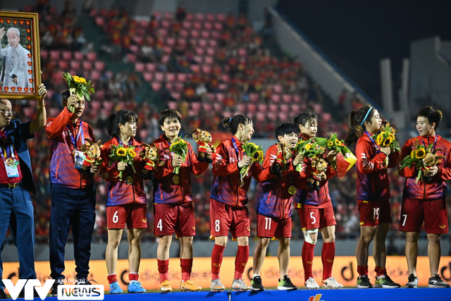 Ảnh: Quốc ca ngân vang trong niềm tự hào dân tộc, bóng đá nữ Việt Nam lần 2 đạt hat-trick HCV SEA Games - Ảnh 14.