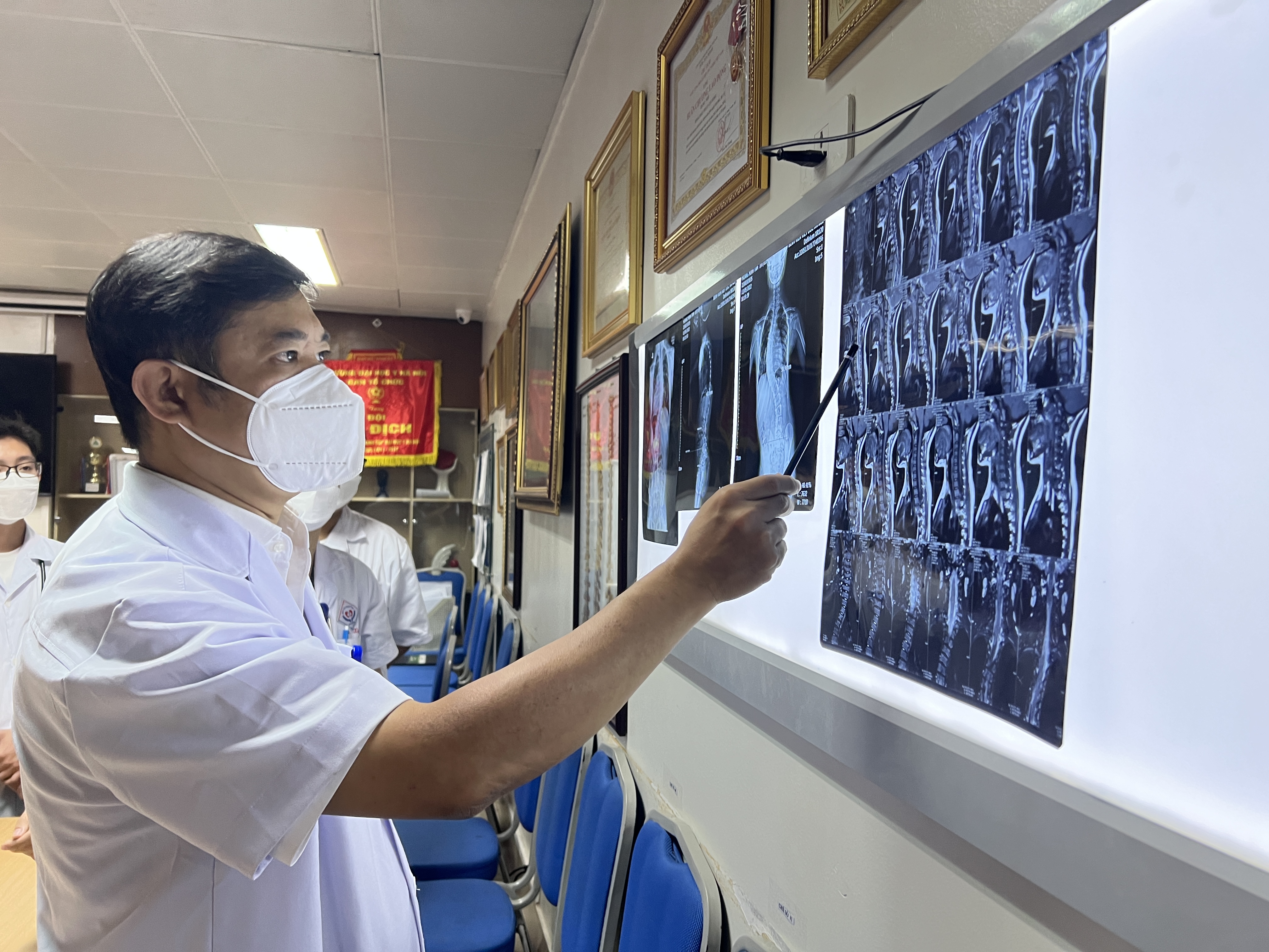 Kh&aacute;m v&agrave; tư vấn miễn ph&iacute; bệnh l&yacute; g&ugrave; vẹo cột sống - Ảnh 1.