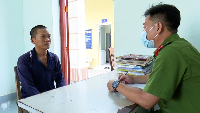 Bị h&agrave;ng x&oacute;m d&ugrave;ng b&uacute;a đ&aacute;nh su&yacute;t chết v&igrave;... h&aacute;t karaoke qu&aacute; lớn - Ảnh 2.