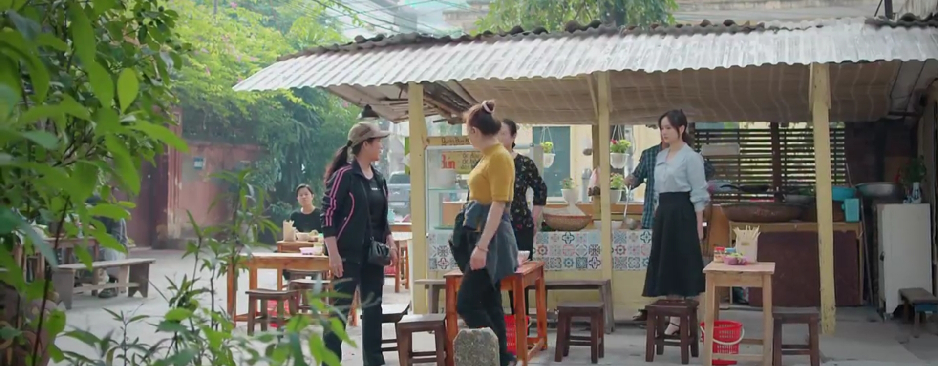 Thương ng&agrave;y nắng về 2 - Tập 23: Kh&aacute;nh kh&oacute;c nức nở khi gặp lại bố chồng - Ảnh 4.