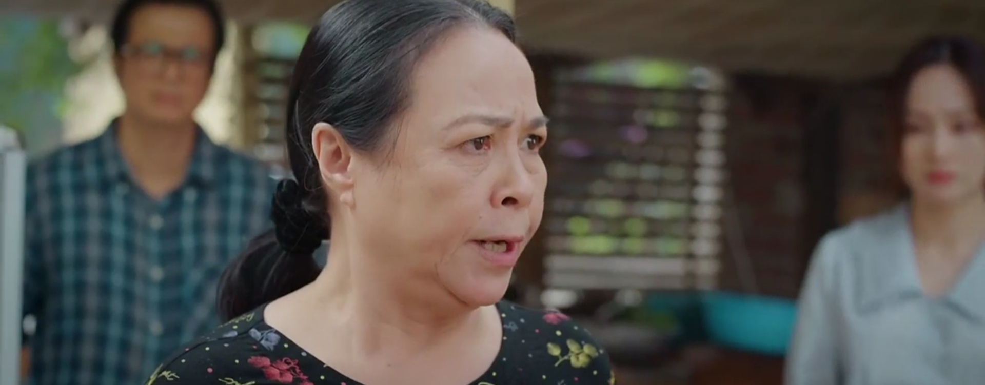 Thương ng&agrave;y nắng về 2 - Tập 23: Kh&aacute;nh kh&oacute;c nức nở khi gặp lại bố chồng - Ảnh 3.