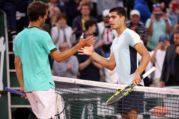 Ngược dòng ngoạn mục, Carlos Alcaraz tiến vào vòng 3 Roland Garros - Ảnh 2.