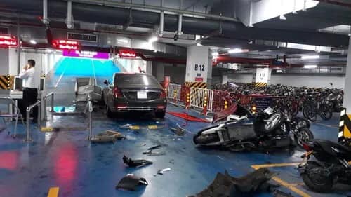 Siêu xe Maybach tông hàng loạt xe máy trong hầm chung cư ở Hà Nội - Ảnh 1.
