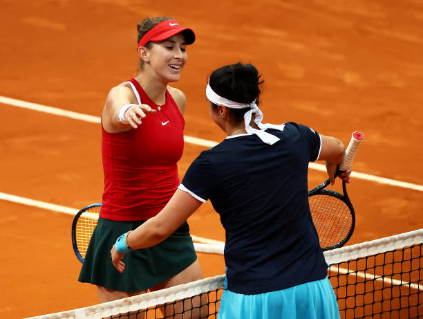 Hạ Belinda Bencic, Ons Jabeur vào tứ kết Madrid mở rộng - Ảnh 1.