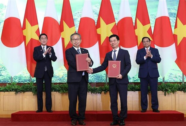 
Prime Ministers Pham Minh Chinh and Kishida Fumio witness the exchange of a memorandum of understanding on digital transformation cooperation by Vietnamese Minister of Information and Communications Nguyen Manh Hung (second, right) and Japanese Ambassador Yamada Takio (second, left) (Photo: VNA)
