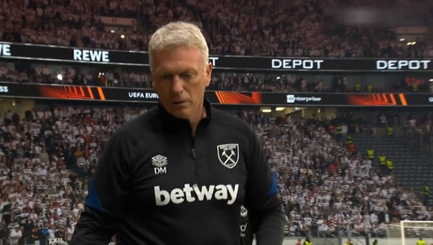 David Moyes nhận thẻ đỏ vì sút vào cậu bé nhặt bóng - Ảnh 1.