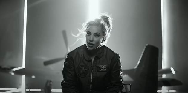 Lady Gaga tung MV nhạc phim Top Gun Maverick của Tom Cruise - Ảnh 1.