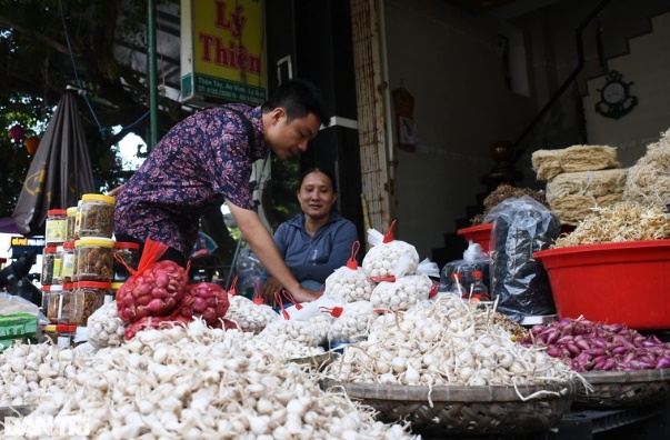 Tỏi cô đơn ở Lý Sơn đạt đỉnh giá 1,2 triệu đồng/kg - Ảnh 1.