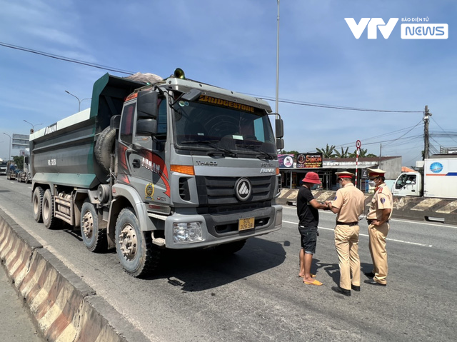 Đồng Nai ráo riết ngăn chặn nạn xe quá tải lộng hành - Ảnh 1.