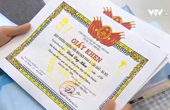 Phụ huynh, học sinh bất ngờ khi bỏ quy định trao giấy khen cho học sinh ti&ecirc;n tiến - Ảnh 1.