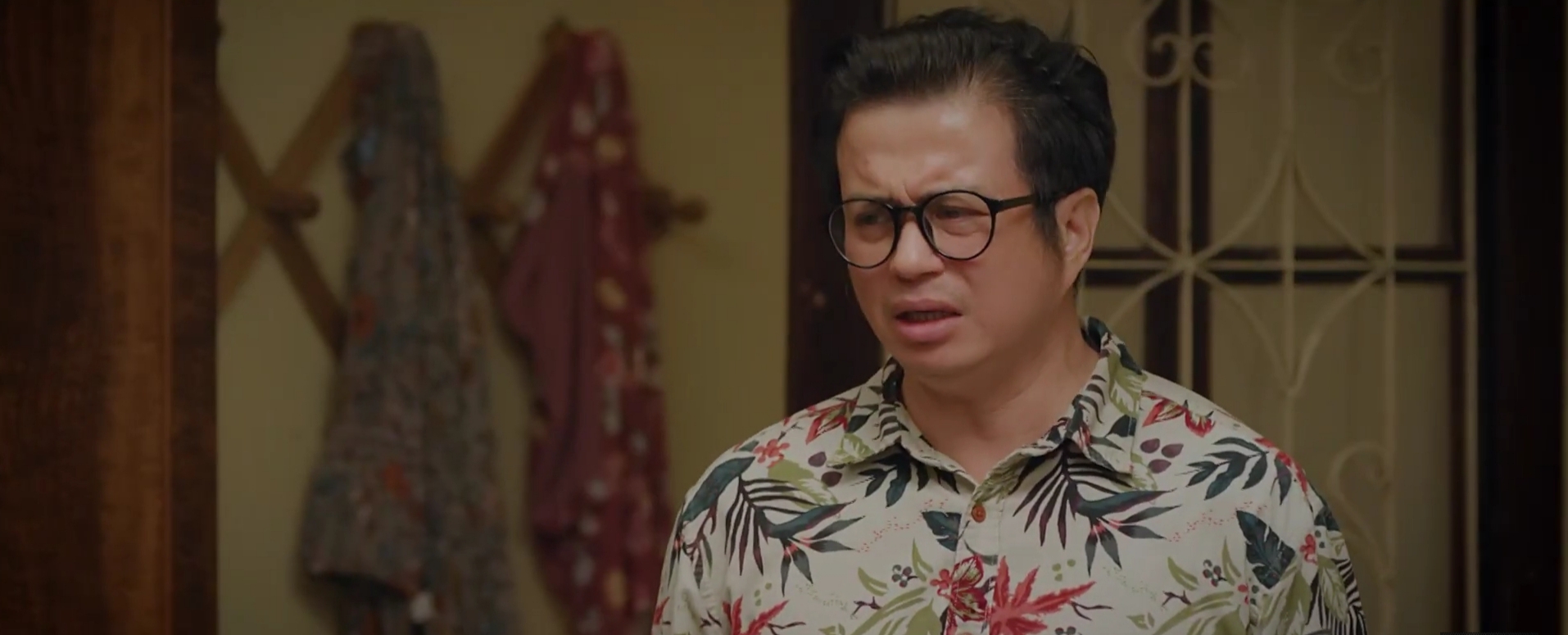 Thương ng&agrave;y nắng về 2 - Tập 32: B&agrave; Nga kh&oacute;c nghẹn v&igrave; cậu Vượng đ&ograve;i tiền - Ảnh 8.