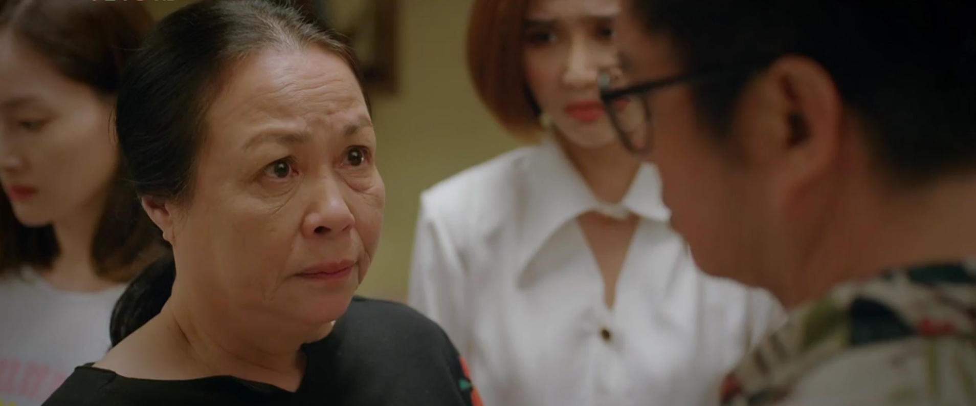 Thương ng&agrave;y nắng về 2 - Tập 32: B&agrave; Nga kh&oacute;c nghẹn v&igrave; cậu Vượng đ&ograve;i tiền - Ảnh 12.