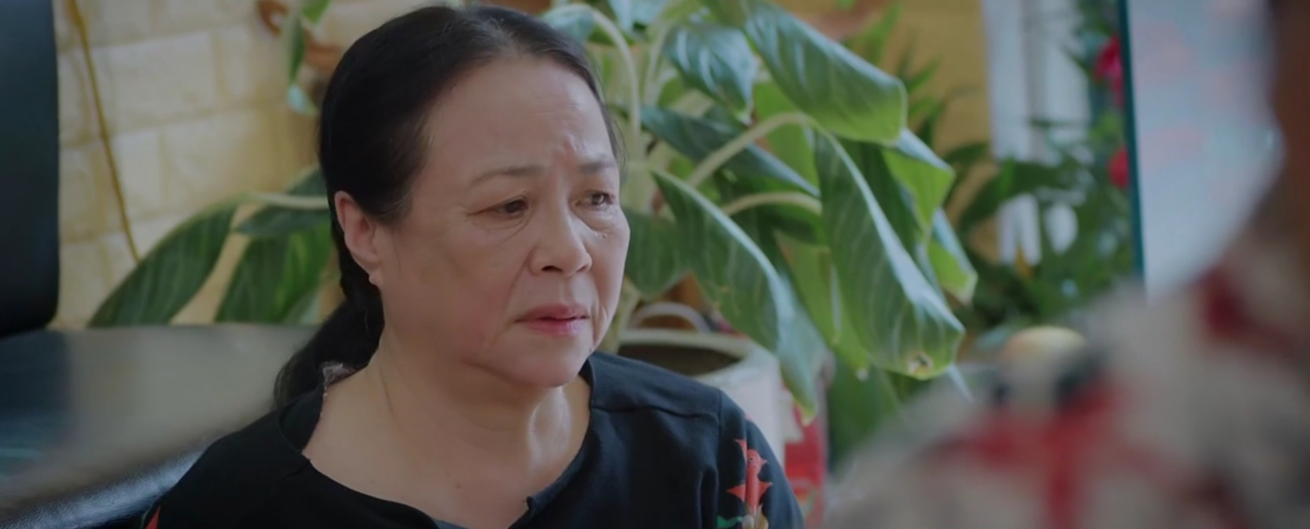 Thương ng&agrave;y nắng về 2 - Tập 32: B&agrave; Nga kh&oacute;c nghẹn v&igrave; cậu Vượng đ&ograve;i tiền - Ảnh 10.