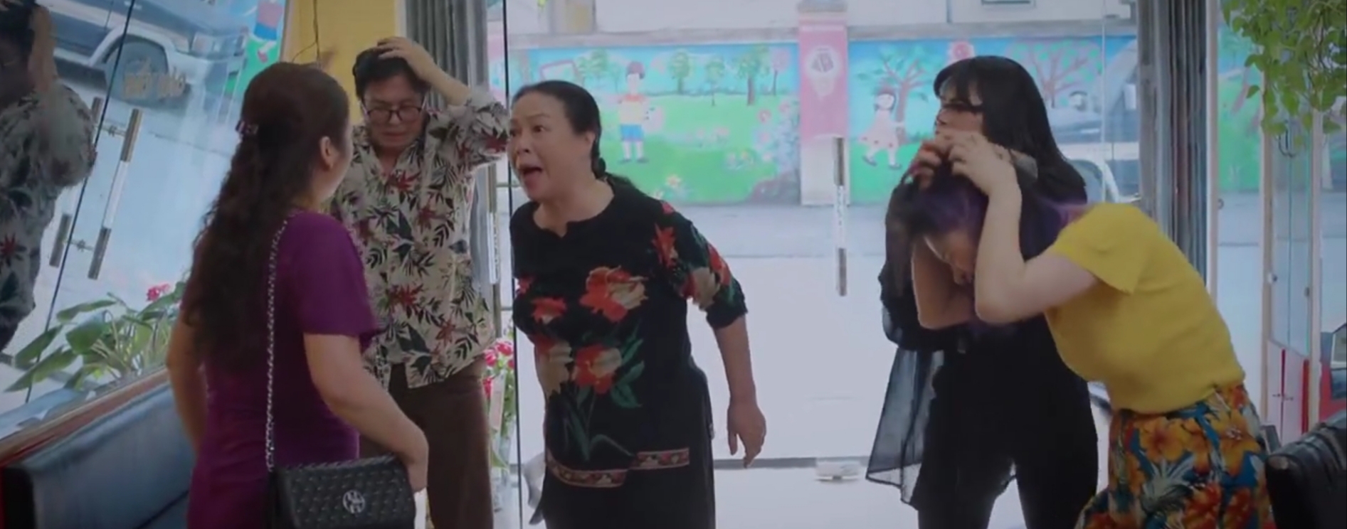 Thương ng&agrave;y nắng về 2 - Tập 32: B&agrave; Nga kh&oacute;c nghẹn v&igrave; cậu Vượng đ&ograve;i tiền - Ảnh 9.