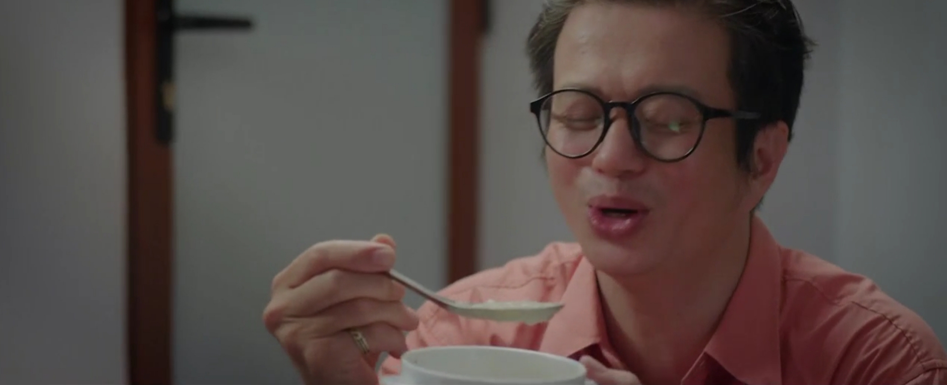 Thương ng&agrave;y nắng về 2 - Tập 32: B&agrave; Nga kh&oacute;c nghẹn v&igrave; cậu Vượng đ&ograve;i tiền - Ảnh 4.