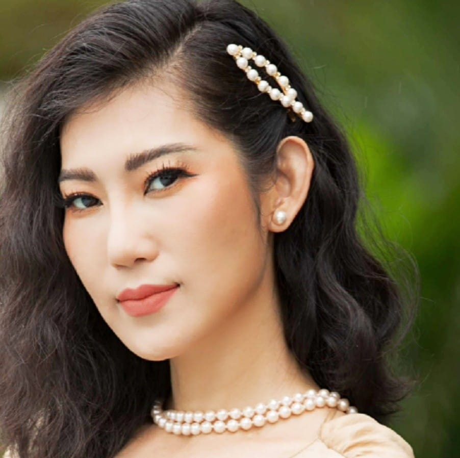 Phía sau vai Ong chúa Bão ngầm đa sắc màu của Kim Phượng - Ảnh 1. Phía sau vai Ong chúa Bão ngầm đa sắc màu của Kim Phượng - Ảnh 1.