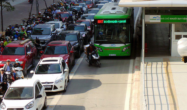 Hà Nội đề xuất cho xe khách, bus thường đi vào làn BRT - Ảnh 1.