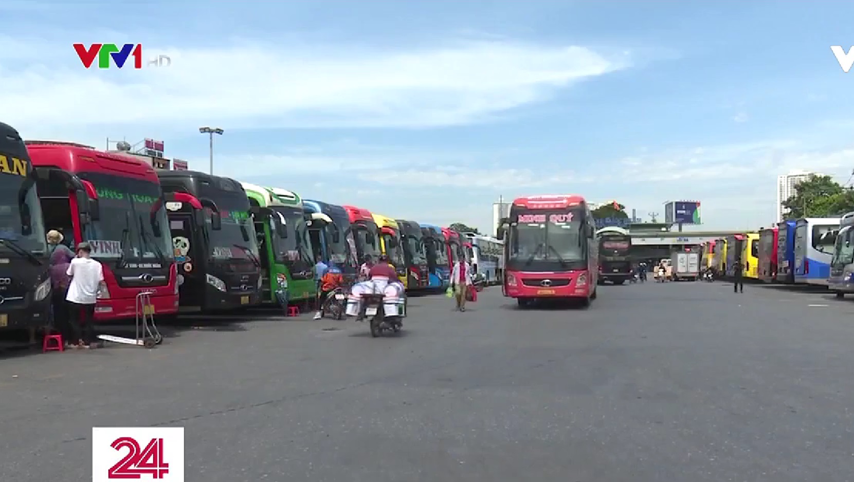 Nghịch l&yacute; bến xe vắng kh&aacute;ch, xe tr&aacute; h&igrave;nh nhộn nhịp - Ảnh 1.