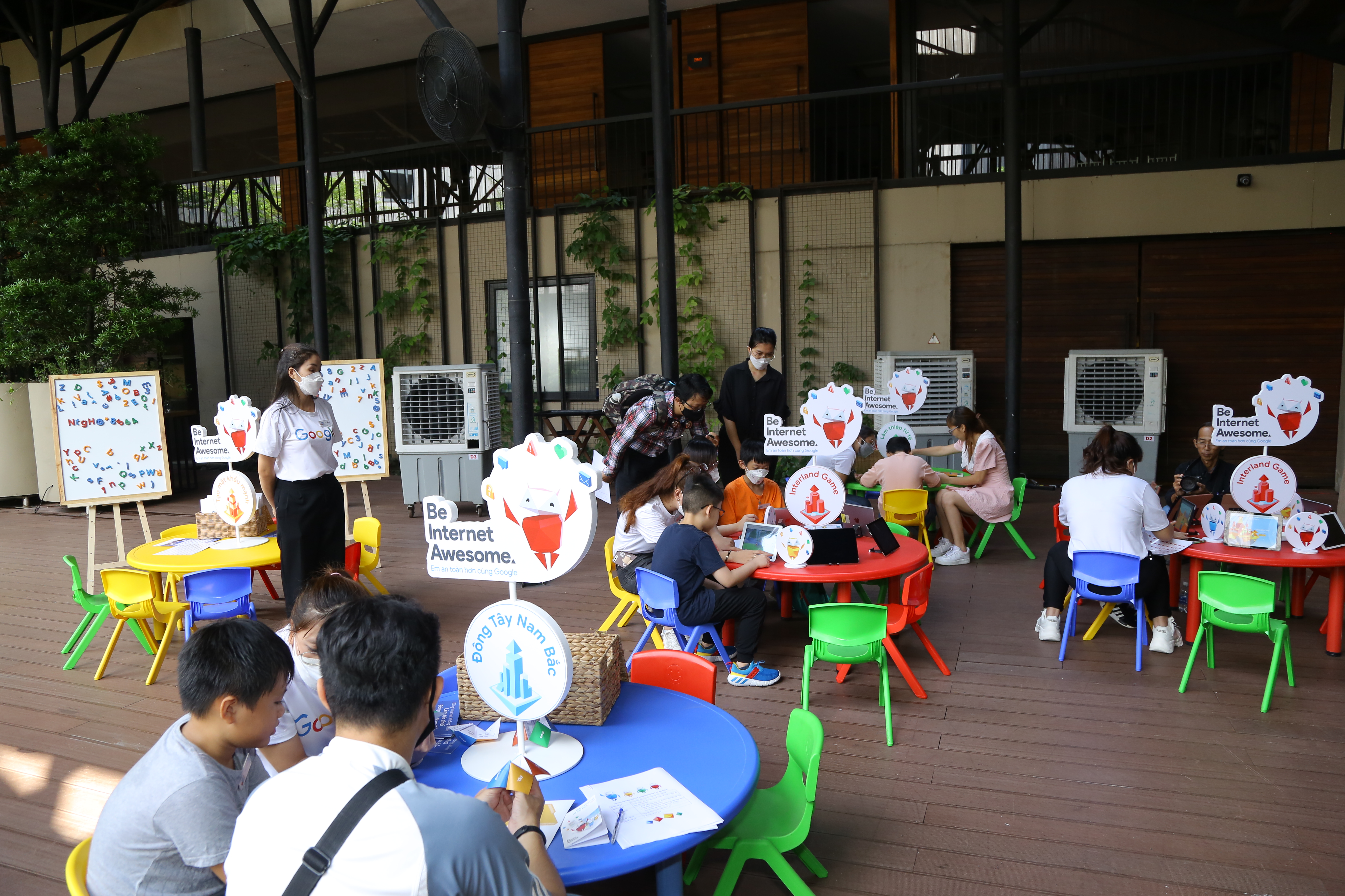 Google: Hơn 1/3 phụ huynh chưa bao giờ n&oacute;i chuyện với trẻ em về an to&agrave;n mạng - Ảnh 2.