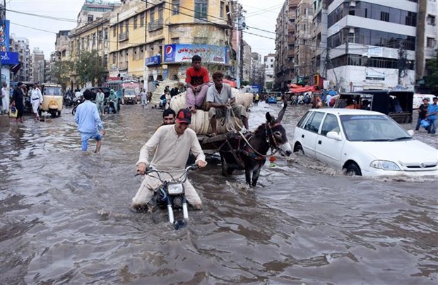 Lũ lụt nghiêm trọng tại Pakistan đẩy hàng trăm người vào cảnh vô gia cư - Ảnh 1.