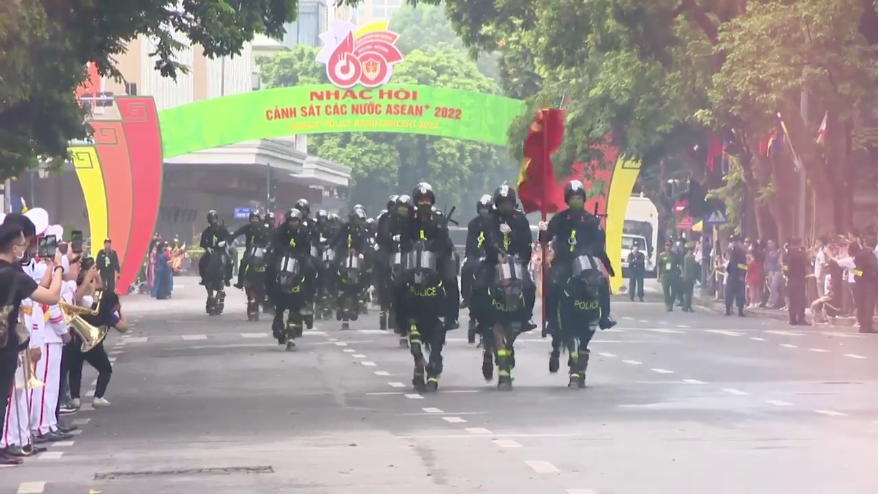 Ph&iacute;a sau m&agrave;n diễu h&agrave;nh m&atilde;n nh&atilde;n của Cảnh s&aacute;t cơ động kỵ binh - Ảnh 1.