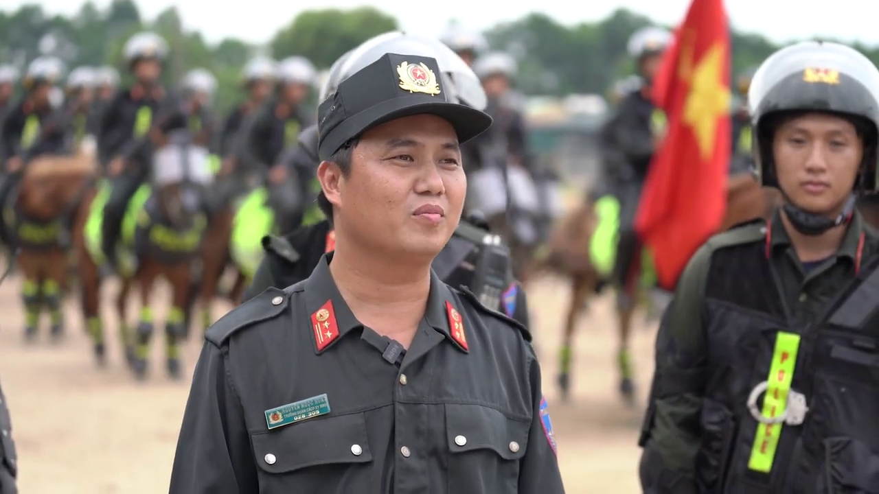Ph&iacute;a sau m&agrave;n diễu h&agrave;nh m&atilde;n nh&atilde;n của Cảnh s&aacute;t cơ động kỵ binh - Ảnh 8.