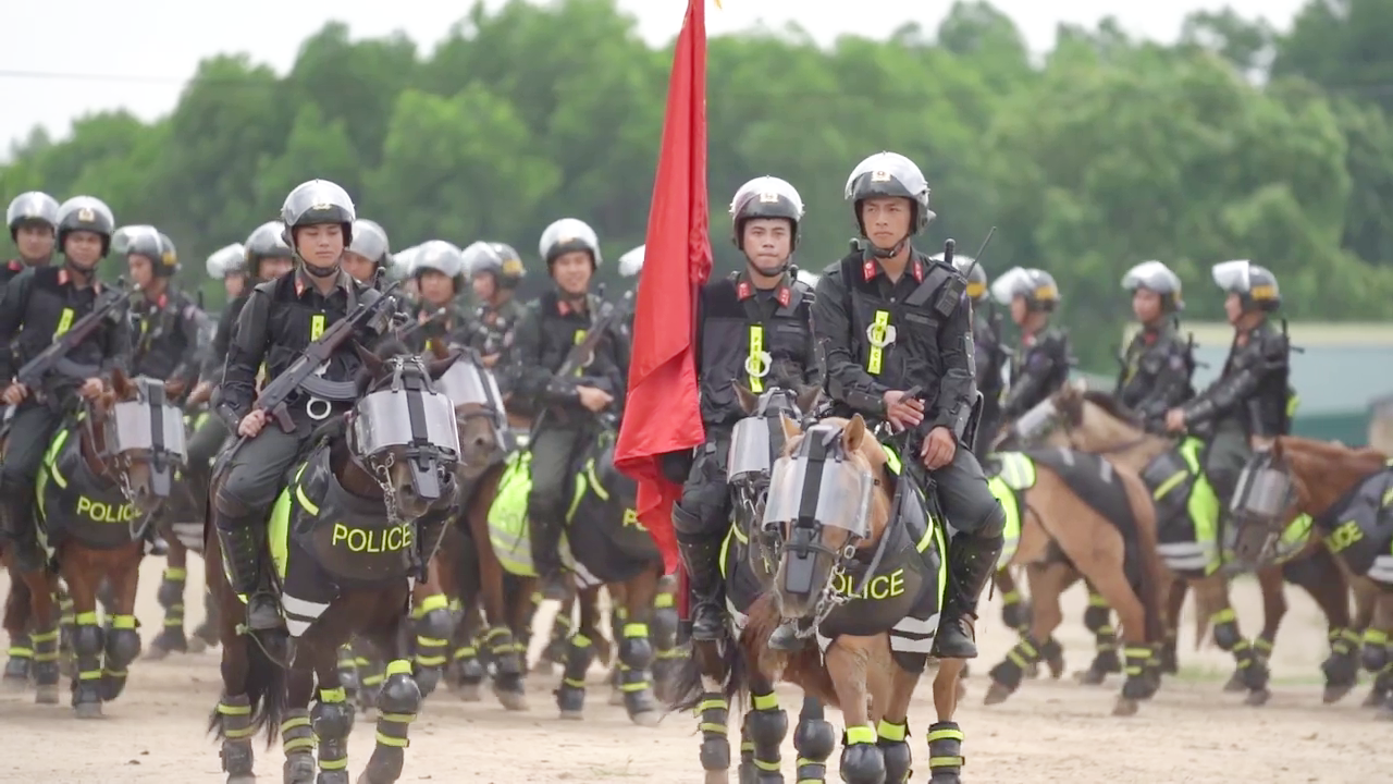 Ph&iacute;a sau m&agrave;n diễu h&agrave;nh m&atilde;n nh&atilde;n của Cảnh s&aacute;t cơ động kỵ binh - Ảnh 5.