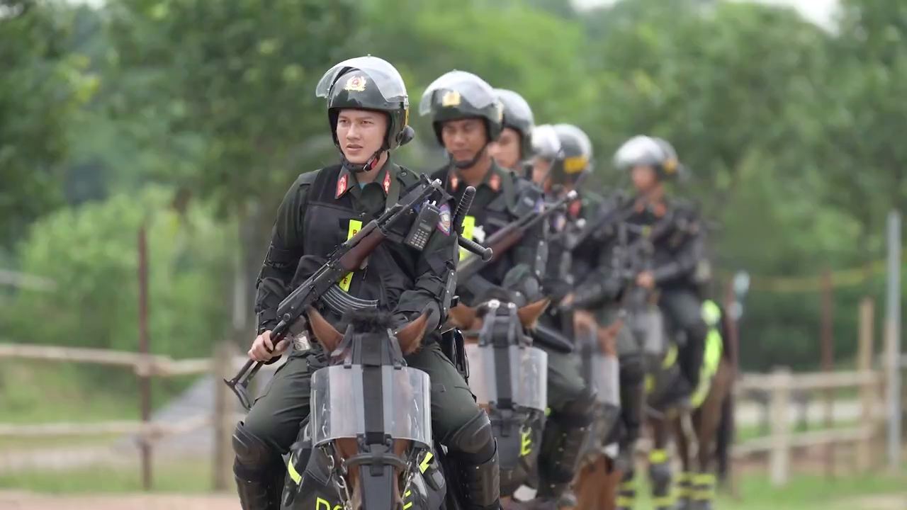 Ph&iacute;a sau m&agrave;n diễu h&agrave;nh m&atilde;n nh&atilde;n của Cảnh s&aacute;t cơ động kỵ binh - Ảnh 3.