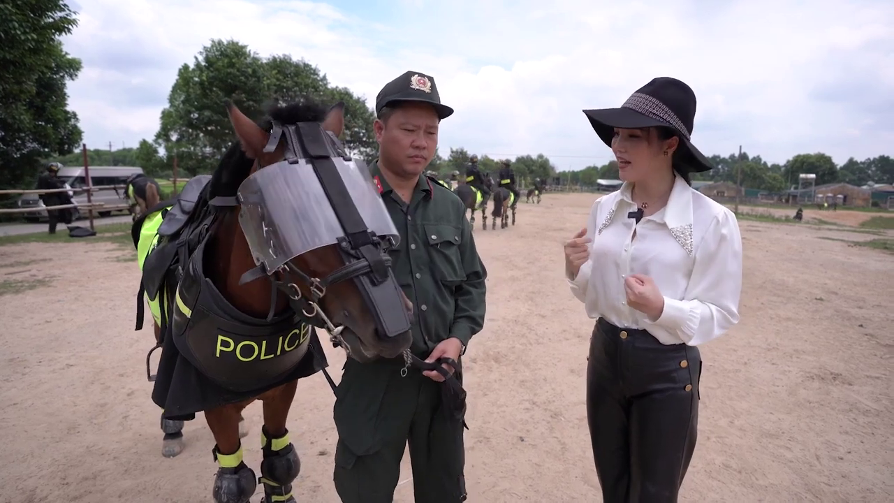 Ph&iacute;a sau m&agrave;n diễu h&agrave;nh m&atilde;n nh&atilde;n của Cảnh s&aacute;t cơ động kỵ binh - Ảnh 17.