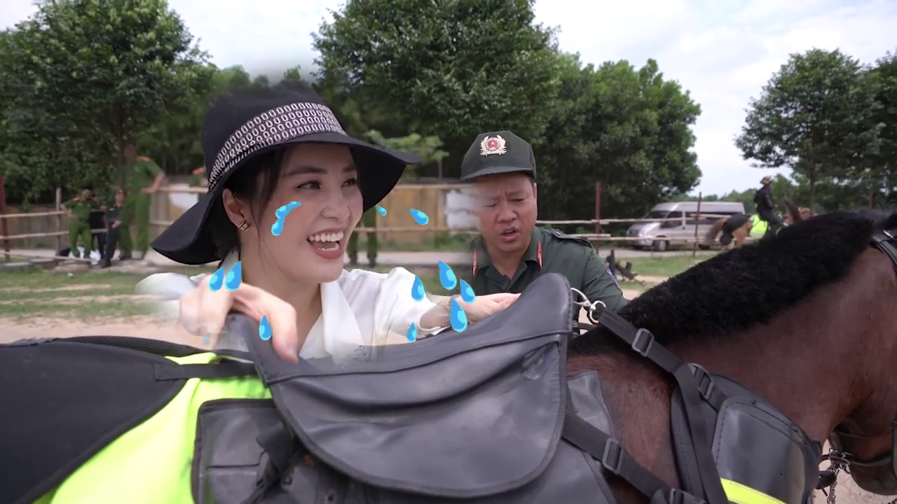 Ph&iacute;a sau m&agrave;n diễu h&agrave;nh m&atilde;n nh&atilde;n của Cảnh s&aacute;t cơ động kỵ binh - Ảnh 18.