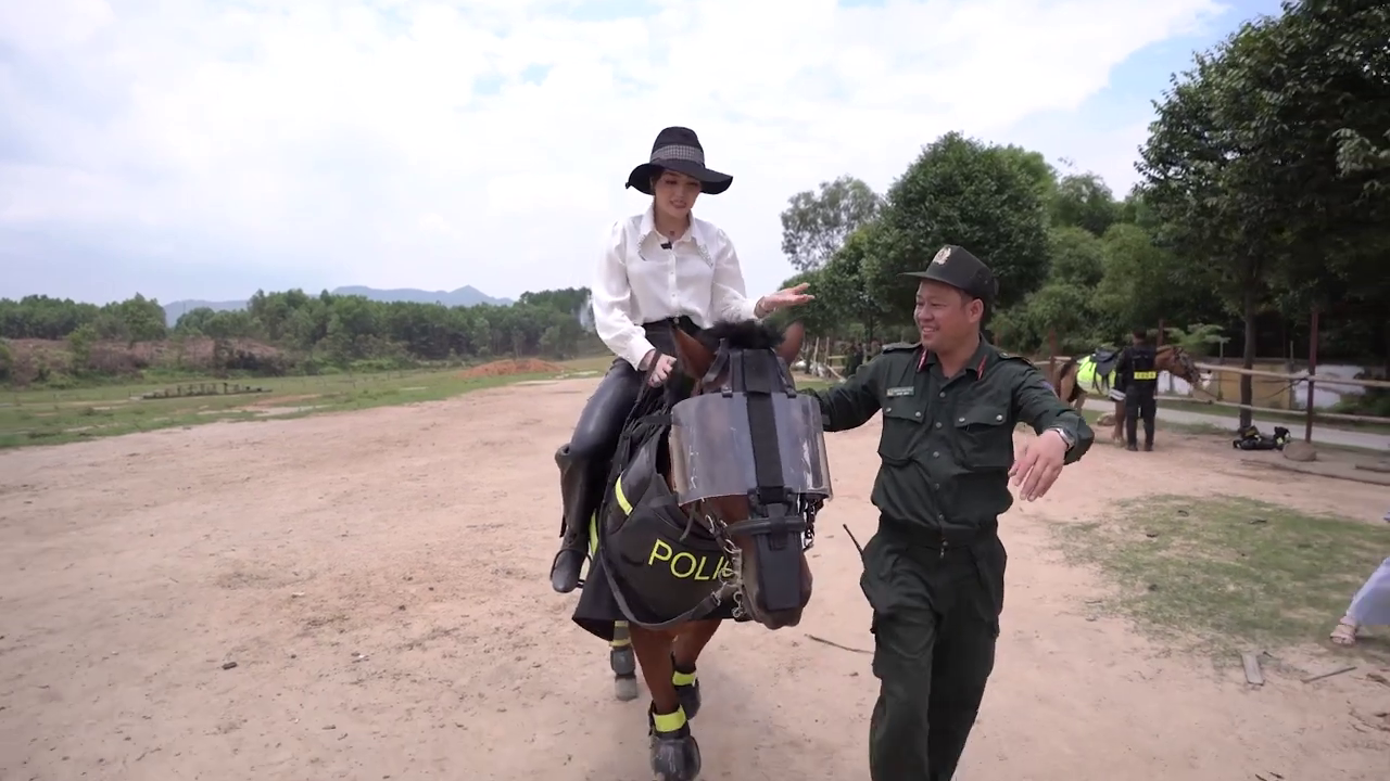 Ph&iacute;a sau m&agrave;n diễu h&agrave;nh m&atilde;n nh&atilde;n của Cảnh s&aacute;t cơ động kỵ binh - Ảnh 19.