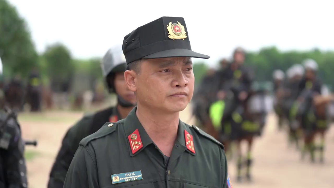 Ph&iacute;a sau m&agrave;n diễu h&agrave;nh m&atilde;n nh&atilde;n của Cảnh s&aacute;t cơ động kỵ binh - Ảnh 9.
