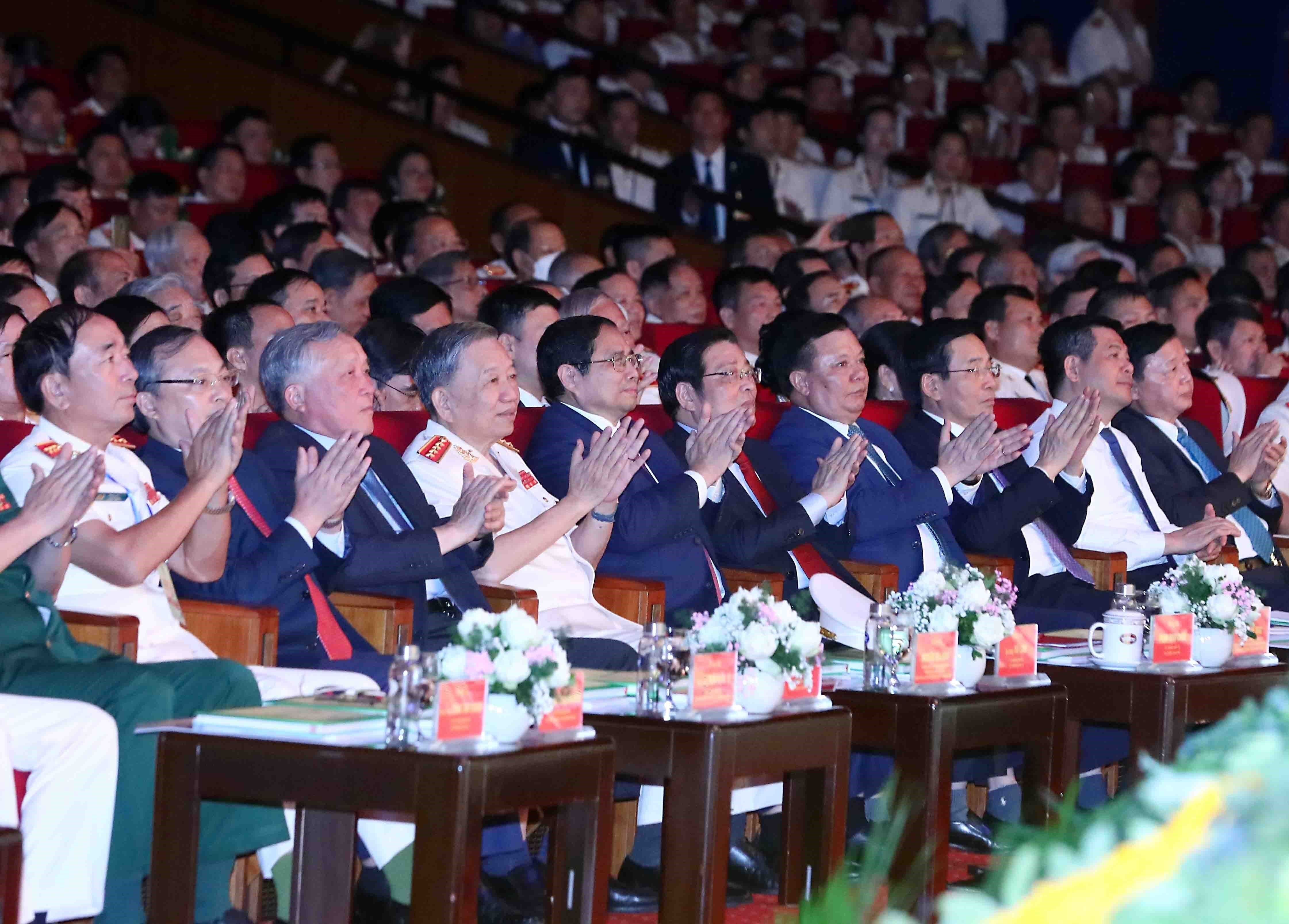 Thủ tướng trao tặng Hu&acirc;n chương Hồ Ch&iacute; Minh cho lực lượng Cảnh s&aacute;t nh&acirc;n d&acirc;n - Ảnh 1.