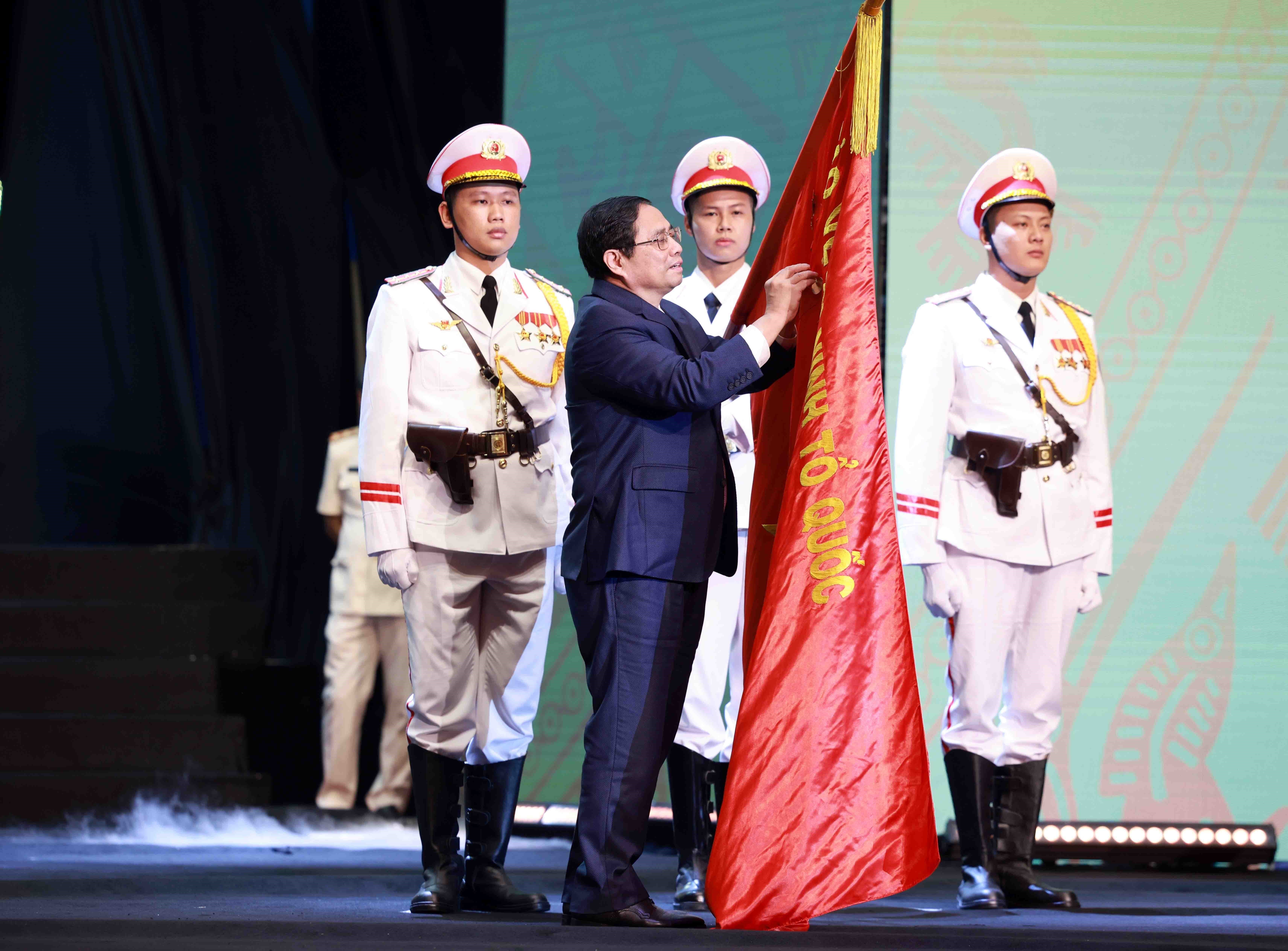 Thủ tướng trao tặng Hu&acirc;n chương Hồ Ch&iacute; Minh cho lực lượng Cảnh s&aacute;t nh&acirc;n d&acirc;n - Ảnh 4.