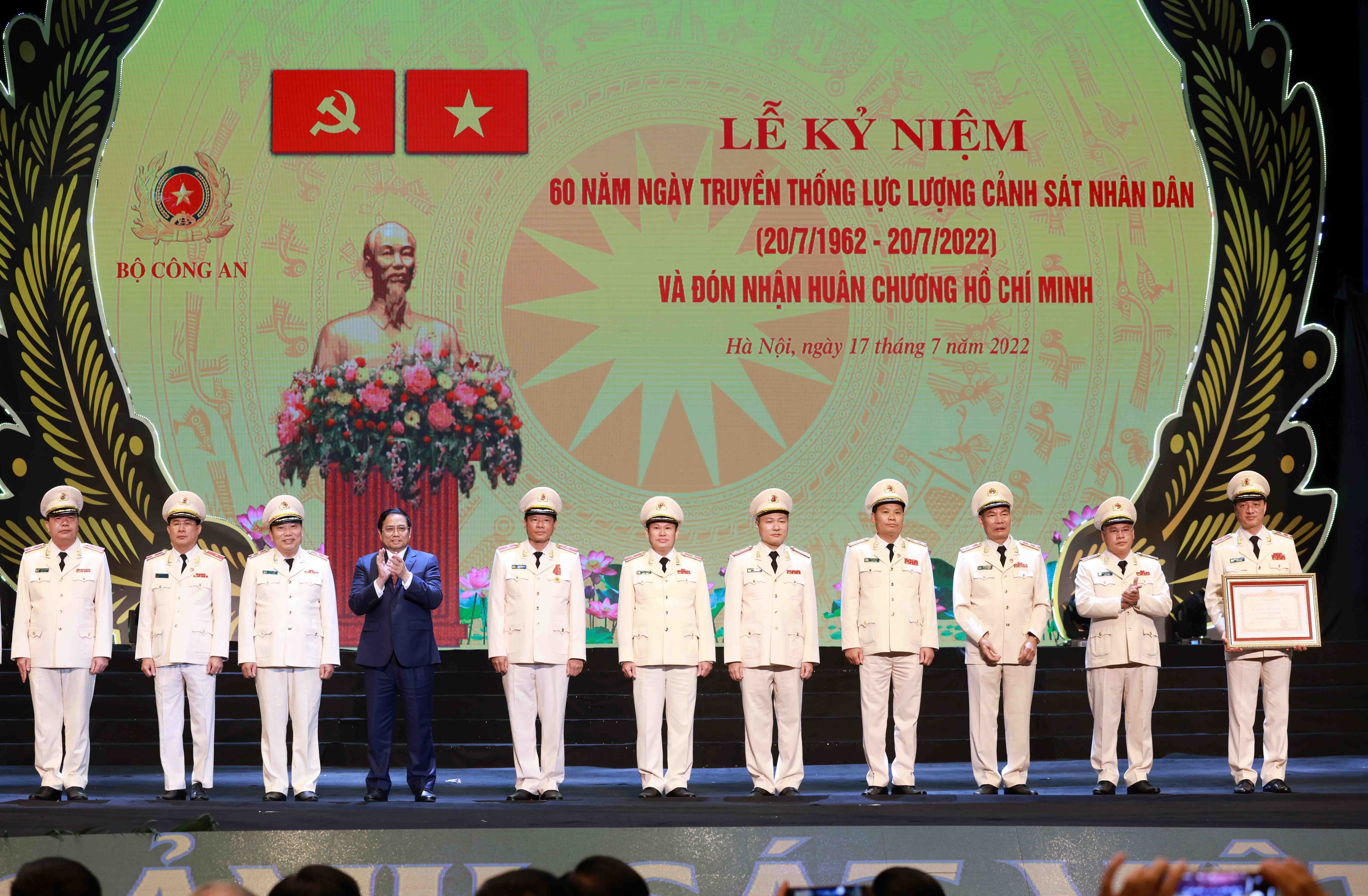 Thủ tướng trao tặng Hu&acirc;n chương Hồ Ch&iacute; Minh cho lực lượng Cảnh s&aacute;t nh&acirc;n d&acirc;n - Ảnh 7.