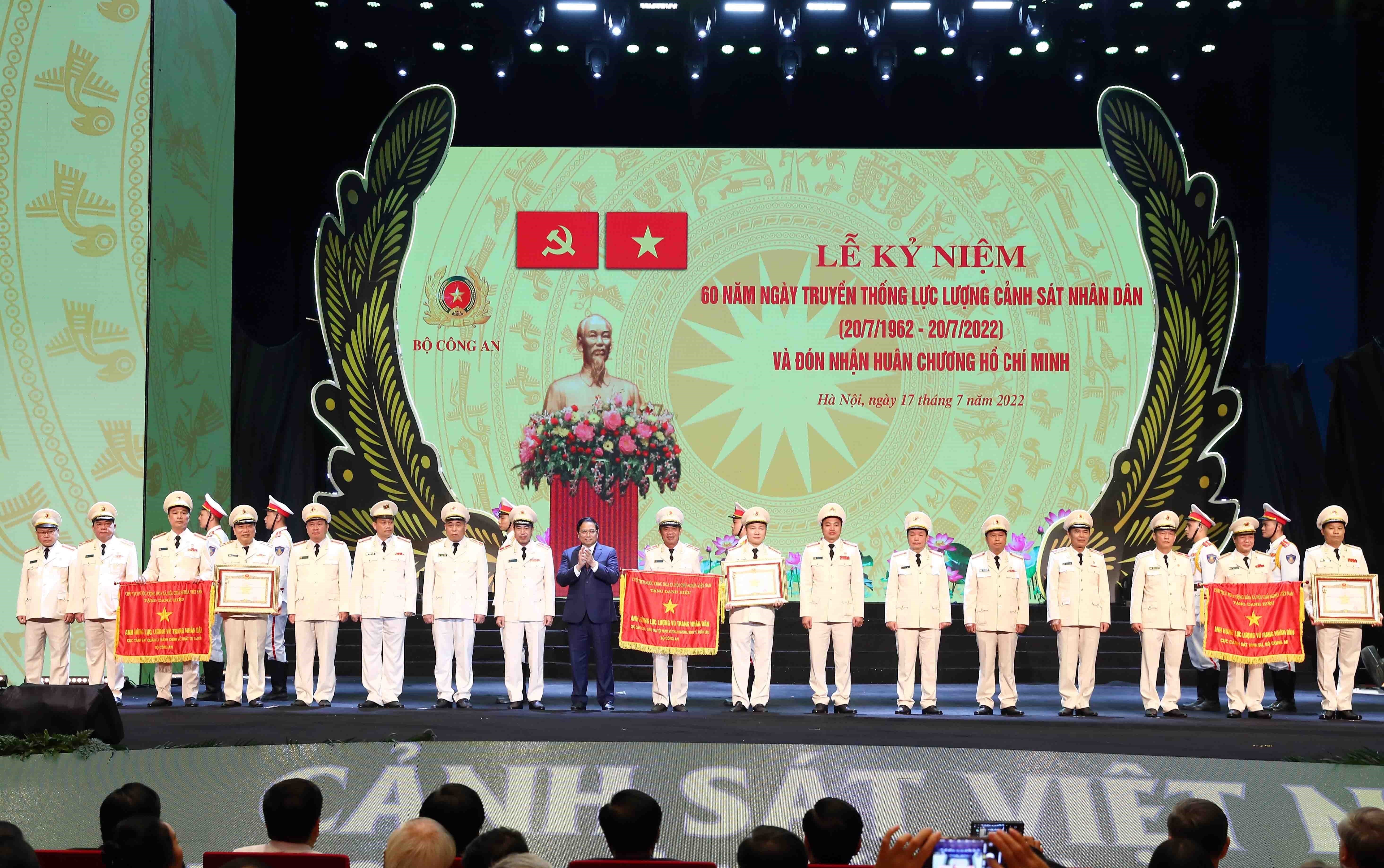 Thủ tướng trao tặng Hu&acirc;n chương Hồ Ch&iacute; Minh cho lực lượng Cảnh s&aacute;t nh&acirc;n d&acirc;n - Ảnh 6.