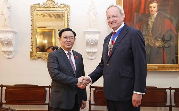 
NA Chairman Vuong Dinh Hue (L) meets Acting Mayor of the City of London Peter Estlin (Photo: VNA)
