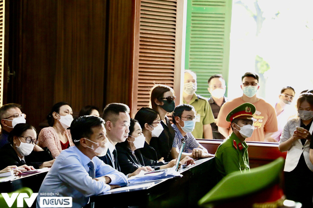 Ho&atilde;n phi&ecirc;n t&ograve;a x&eacute;t xử vụ &ldquo;d&igrave; ghẻ&rdquo; bạo h&agrave;nh b&eacute; g&aacute;i 8 tuổi tử vong - Ảnh 3.