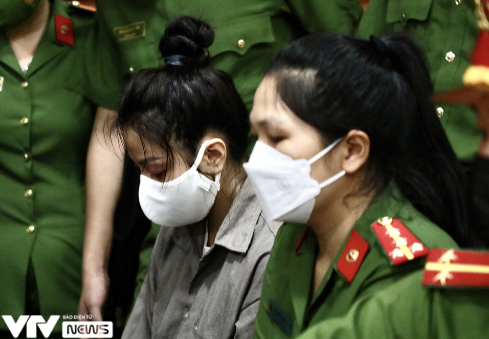 Ho&atilde;n phi&ecirc;n t&ograve;a x&eacute;t xử vụ &ldquo;d&igrave; ghẻ&rdquo; bạo h&agrave;nh b&eacute; g&aacute;i 8 tuổi tử vong - Ảnh 8.