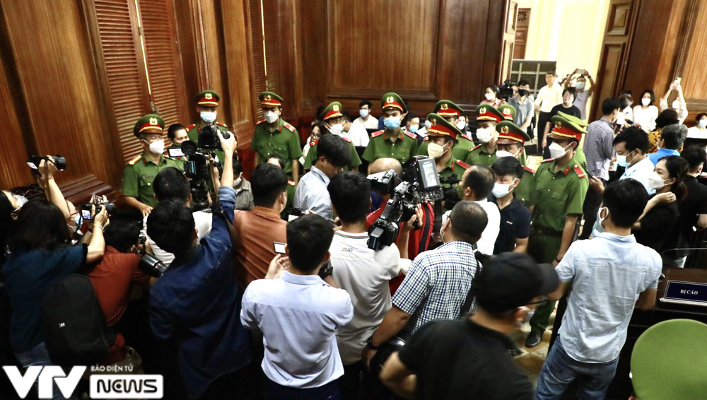 Ho&atilde;n phi&ecirc;n t&ograve;a x&eacute;t xử vụ &ldquo;d&igrave; ghẻ&rdquo; bạo h&agrave;nh b&eacute; g&aacute;i 8 tuổi tử vong - Ảnh 9.