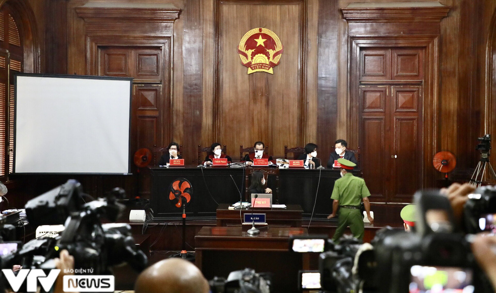 Ho&atilde;n phi&ecirc;n t&ograve;a x&eacute;t xử vụ &ldquo;d&igrave; ghẻ&rdquo; bạo h&agrave;nh b&eacute; g&aacute;i 8 tuổi tử vong - Ảnh 4.