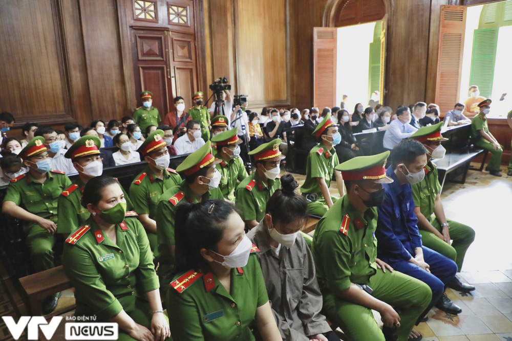 Ho&atilde;n phi&ecirc;n t&ograve;a x&eacute;t xử vụ &ldquo;d&igrave; ghẻ&rdquo; bạo h&agrave;nh b&eacute; g&aacute;i 8 tuổi tử vong - Ảnh 2.