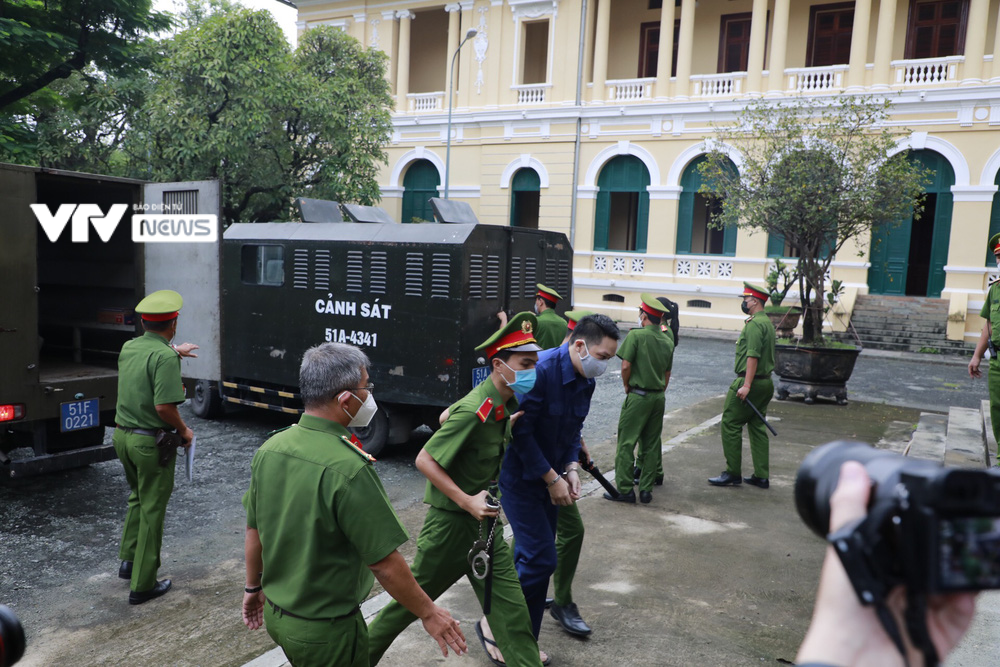 Ho&atilde;n phi&ecirc;n t&ograve;a x&eacute;t xử vụ &ldquo;d&igrave; ghẻ&rdquo; bạo h&agrave;nh b&eacute; g&aacute;i 8 tuổi tử vong - Ảnh 12.