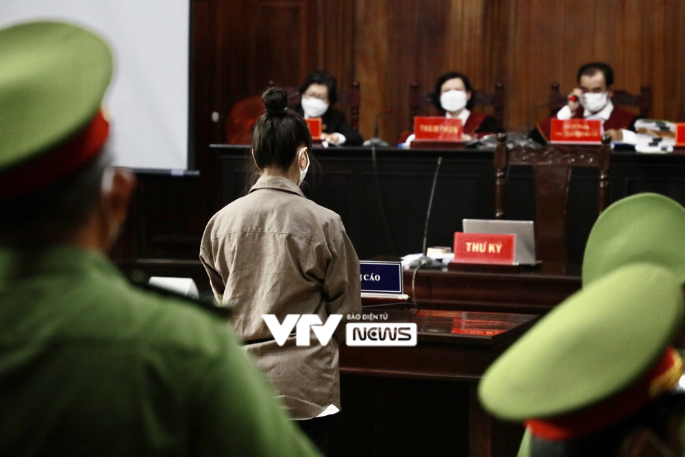 Ho&atilde;n phi&ecirc;n t&ograve;a x&eacute;t xử vụ &ldquo;d&igrave; ghẻ&rdquo; bạo h&agrave;nh b&eacute; g&aacute;i 8 tuổi tử vong - Ảnh 6.