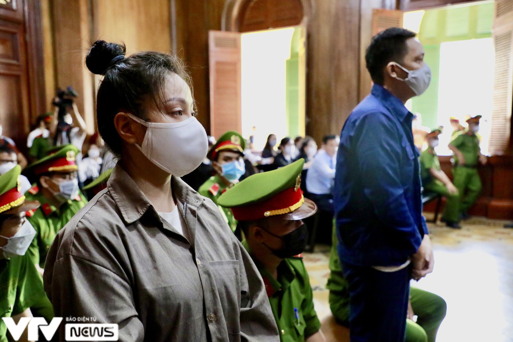 Ho&atilde;n phi&ecirc;n t&ograve;a x&eacute;t xử vụ &ldquo;d&igrave; ghẻ&rdquo; bạo h&agrave;nh b&eacute; g&aacute;i 8 tuổi tử vong - Ảnh 1.