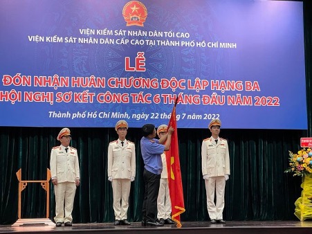 VKSND cấp cao tại TP Hồ Chí Minh đón nhận Huân chương Độc lập hạng 3 - Ảnh 2.