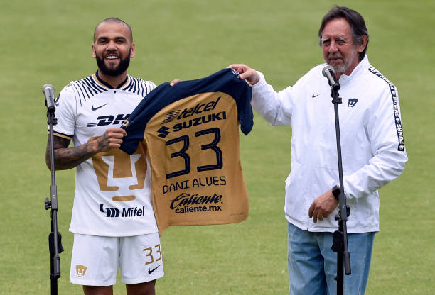 Dani Alves ra mắt đội bóng mới Pumas trong sự chào đón nồng nhiệt của CĐV - Ảnh 1.